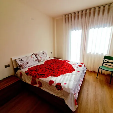 Appartement Continental - 3 Bedrooms - 60 Steps Train Stations & Balcony