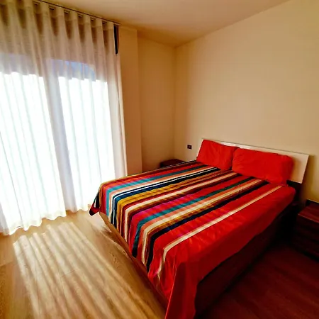 شقة Continental - 3 Bedrooms - 60 Steps Train Stations & Balcony