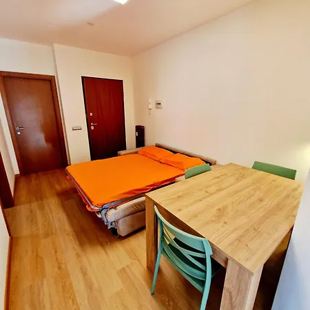 Continental - 3 Bedrooms - 60 Steps Train Stations & Balcony * Тирано