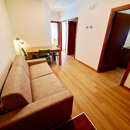 Continental - 3 Bedrooms - 60 Steps Train Stations & Balcony *