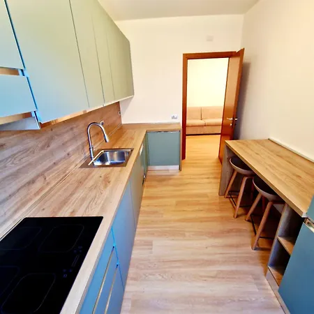 Continental - 3 Bedrooms - 60 Steps Train Stations & Balcony Апартаменты Тирано