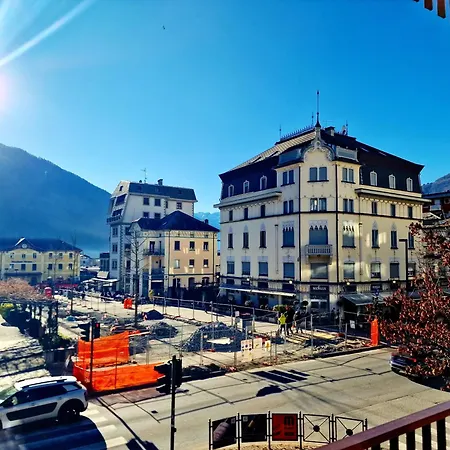 شقة Continental - 3 Bedrooms - 60 Steps Train Stations & Balcony *