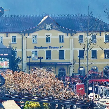 Continental - 3 Bedrooms - 60 Steps Train Stations & Balcony *