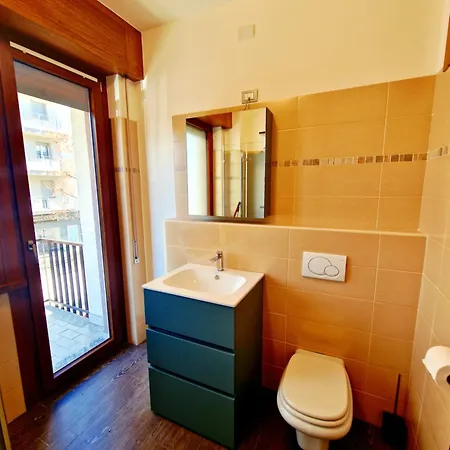 Апартаменты Continental - 3 Bedrooms - 60 Steps Train Stations & Balcony Тирано