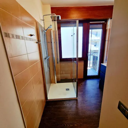 Апартаменты Continental - 3 Bedrooms - 60 Steps Train Stations & Balcony *
